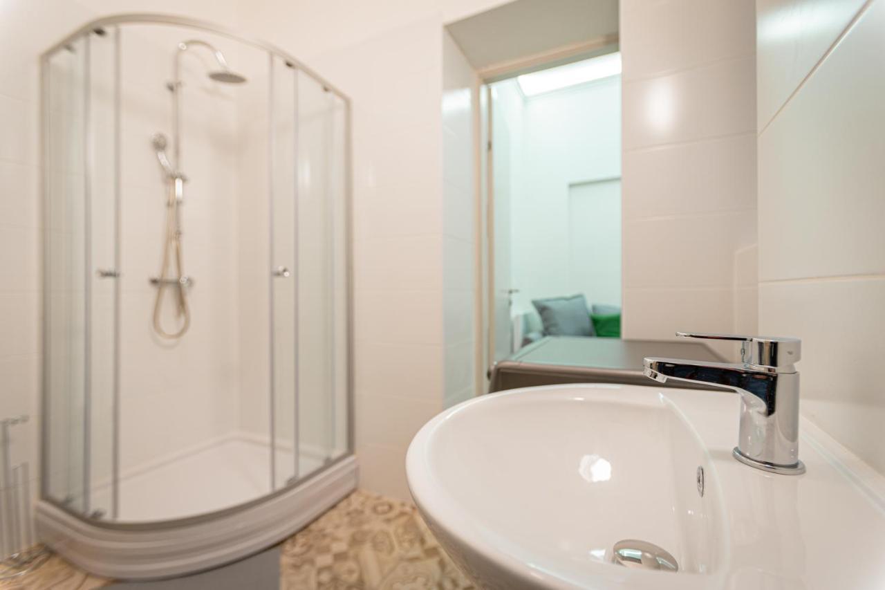 Downtown Studio Flat In Budapest, Mona Esterno foto