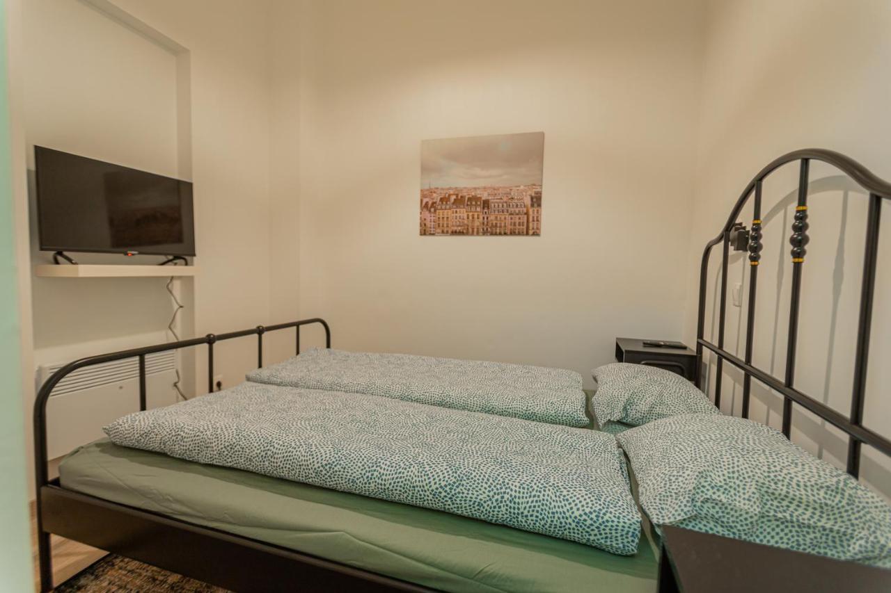 Downtown Studio Flat In Budapest, Mona Esterno foto
