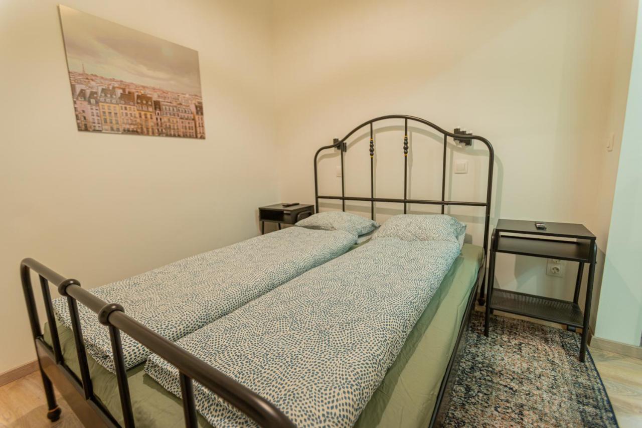 Downtown Studio Flat In Budapest, Mona Esterno foto