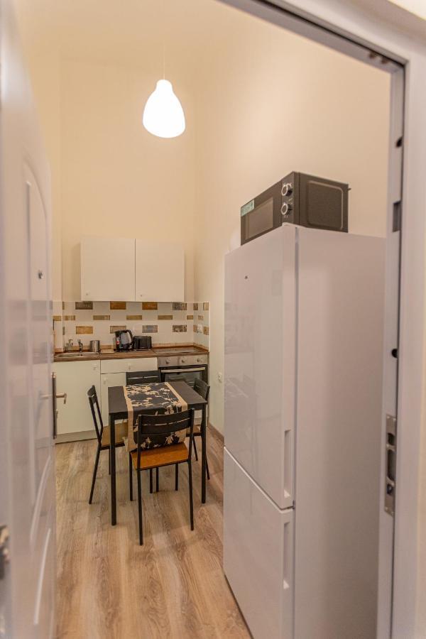 Downtown Studio Flat In Budapest, Mona Esterno foto